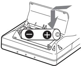 SONY MZ-E310 - Inserire una batteria alcalina a secco. - 2