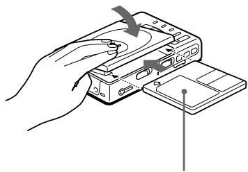 SONY MZ-R35 - Insert an MD. - 2