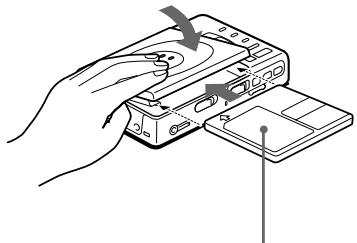 SONY MZ-R35 - Insert a recordable MD. - 2