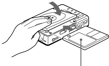SONY MZ-R35 - Inserte un MD grabable. - 2