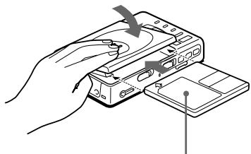 SONY MZ-R35 - Inserte un MD. - 2