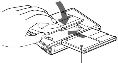 SONY MZ-R37 - Introduisez un MD. - 2