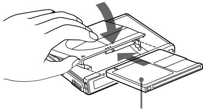SONY MZ-R37 - Insert an MD. - 2