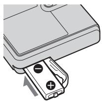 SONY MZ-RH910 - Insertion de la batterie rechargeable. - 2