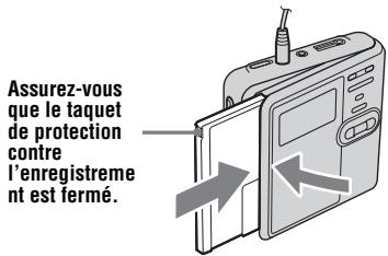 Assurez-vous que le taquet de protection contre l'enregistreme nt est fermé.