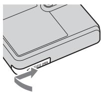 SONY MZ-RH910 - Insertion de la batterie rechargeable. - 3