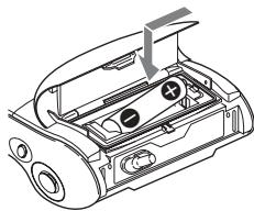 SONY MZ-S1 - Insertion d'une pile sèche alcaline. - 2
