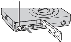 SONY CYBER-SHOT DSC-WX1 - So entnehmen Sie den „Memory Stick Duo“ - 1