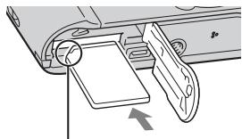 SONY CYBER-SHOT DSC-HX7V - Einsetzen einer Speicherkarte (getrennt erhältlich) - 2