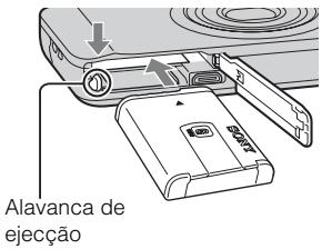 SONY CYBER-SHOT DSC-WX10 - Inserir o pack de baterias - 2