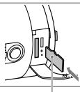 SONY QX100 - Insetimento di una scheda di memoria - 5