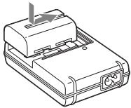 SONY ALPHA 350 - Inserire la batteria sul caricabatterie. - 1