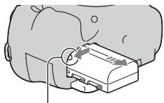 SONY A65 - Per rimuovere la batteria - 1