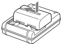 SONY A77 - Insérez la batterie sur le chargeur de batterie. - 1