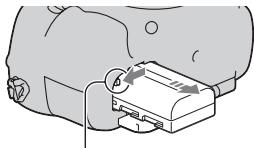 SONY A77 - Pour retirer la batterie - 1