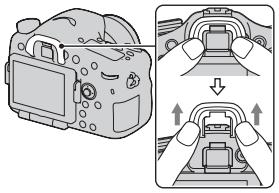 SONY A77 - Far scorrere via con cautela la consortiglia oculare spingendo su entrambi i lati della consortiglia oculare. - 1
