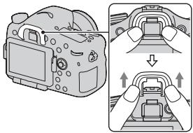 SONY A77 - Retirez avec précaution l'eelton de viseur en le faisant glisser tout en exerçant une pression de chaque cote. - 1