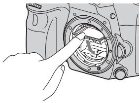 SONY A77 - Une fois le nettoyage terminé, rabaissez le miroir avec votre doigt, jusqu'au déclic. - 1