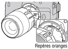 SONY A77 - Montez l'objet en alignant les repères orange (taquets de montage) sur l'objet et l'appareil. - 1