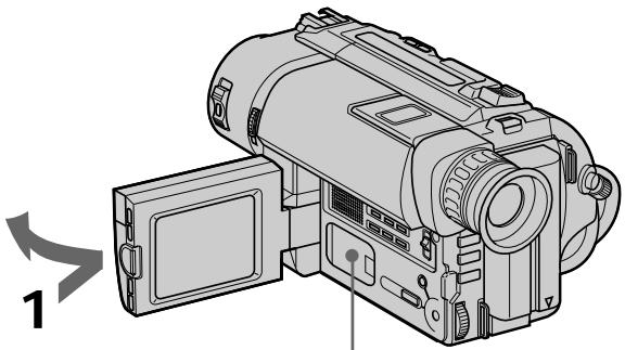 SONY CCD-TRV15E - Замена литиевой батарейки - 1
