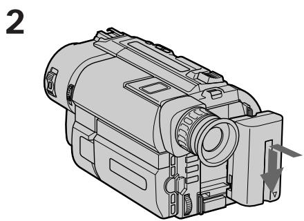 SONY CCD-TRV25 - Installing the battery pack - 2