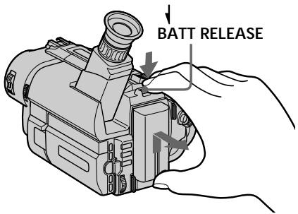 SONY CCD-TRV25 - To remove the battery pack - 1