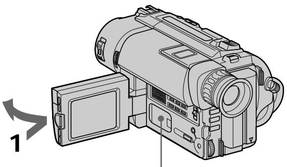 SONY CCD-TRV25 - Changing the lithium battery - 1