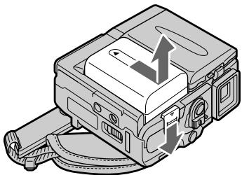 SONY DCR-PC9E - Установка батарейного блока - 3