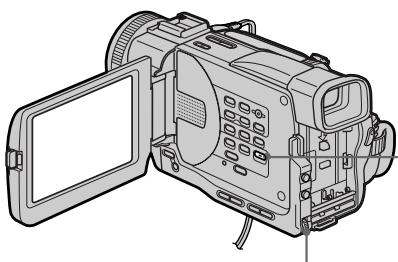 SONY DCR-TRV11E - Пункт 2: Настройка видеомагнитофона для работы - Использование кабеля i.LINK (соединительный кабель DV) - 1