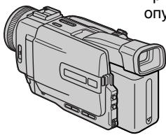 SONY DCR-TRV11E - При использовании батарейного блока большой емкости - 1