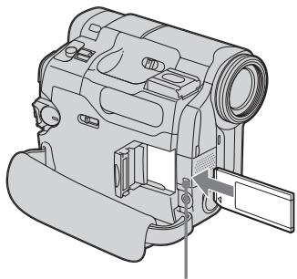 SONY DCR-TRV14E - Insertion du « Memory Stick » - 2