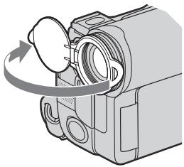 SONY DCR-TRV22E - Fixation du capuchon d'objectif fourni - 2