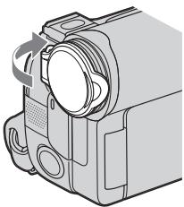 SONY DCR-TRV22E - Fixation du capuchon d'objectif fourni - 1