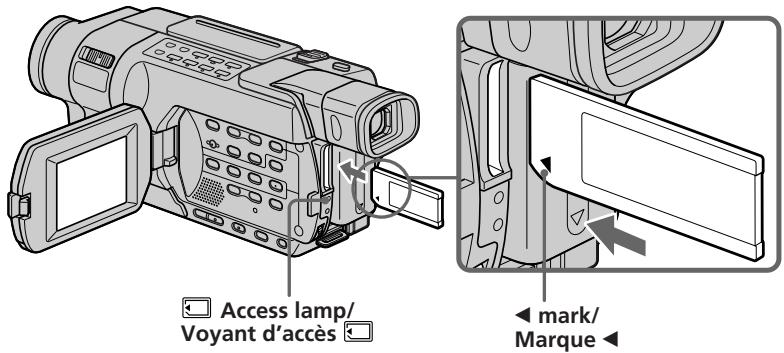 SONY DCR-TRV245E - Insertion d'un "memory stick - 1