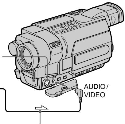 SONY DCR-TRV245E - Utilisation du cordon de liaison audio et vidéo - 1