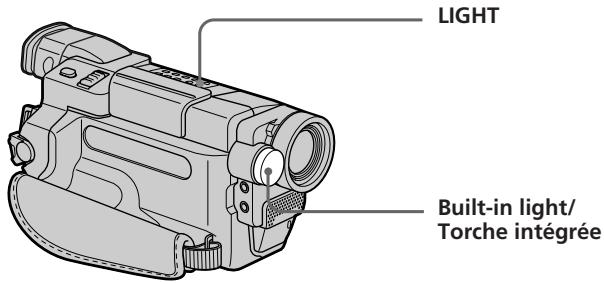 SONY DCR-TRV245E - Utilisation de la torche intégrée - 2