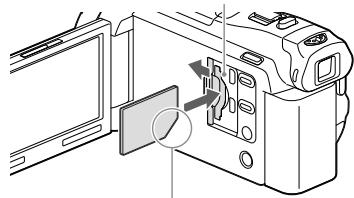 SONY HDR-PJ650E - Wkładanie karty pamięci - 1