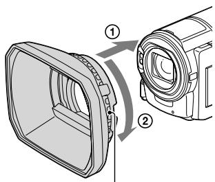 SONY HDR-PJ260 - Anbringen der Gegenlichtblende (HDR-CX570E/CX580E/CX580VE/PJ580E/PJ580VE/PJ600E/PJ600VE) - 1