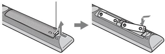 SONY KDL-52W5500 - Inserimento delle batterie nel telecomando - 1