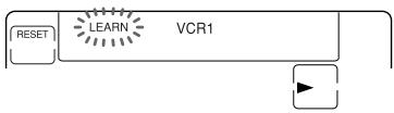 SONY RM-AV2100B - Presione la tecla o el botón del mando a distancia utilizado para "enseñar". - 2