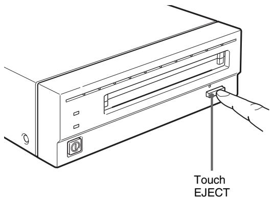 SONY RMO-S551 - Ejection d'une cartouche disque - 1