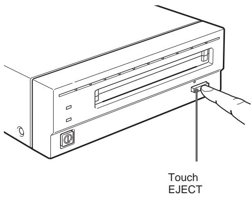 SONY RMO-S594-DW - Éjection d'une cartouche disque - 1