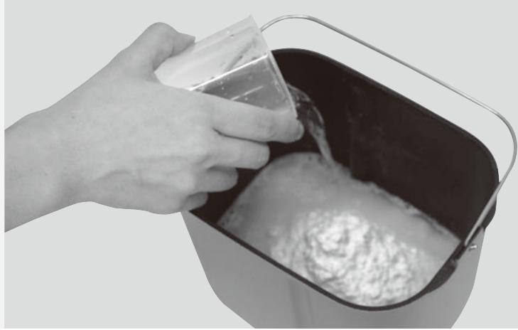 PANASONIC SD-2500 - Place the ingredients in the bread pan - 2