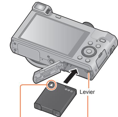 PANASONIC LUMIX DMC-TZ60 - Fermez le couvercle du logement à carte/batterie, puis glissez le levier de libération sur la position [LOCK] - 1