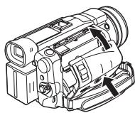 PANASONIC NV-GS24 - Insertion de la cassette - 4