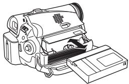 PANASONIC NV-GS60EG - Een cassette plaatsen/verwijderen - 2