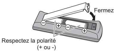 PANASONIC TX-L32XM6E - ■ Installer / retirer les piles - 3