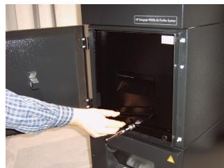 HP DESIGNJET 9000S - Desmontaje del/de los filtro/s antiguo/s - 3