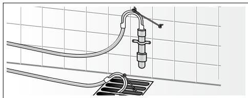 SIEMENS WM14Q472FF, WM14Q460FF, WM14Q470FF, WM14Q49XFF - - Écoulement dans un tuyau en plastique avec manchon en caoutchouc ou dans un avaloir d'égout - 1