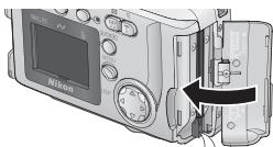 NIKON COOLPIX 2000 - Refermer le volet du logement pour carte - 2
